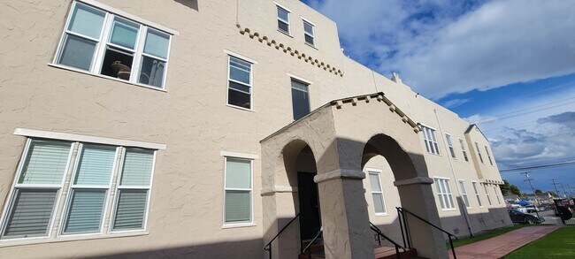 Building Photo - Newly Remodeled 3 Room Studio Apartment