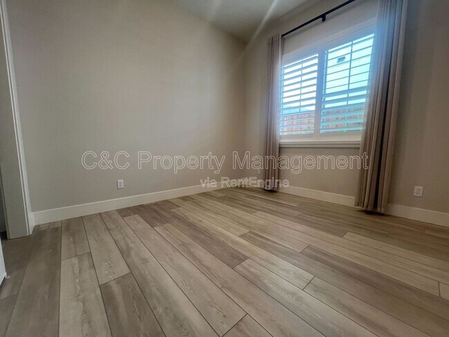 Building Photo - 2996 Minaret Wy
