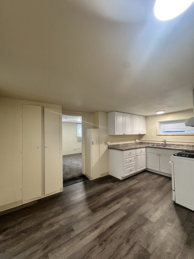 Building Photo - Large 1 Bedroom with Bonus Room/Office in ...