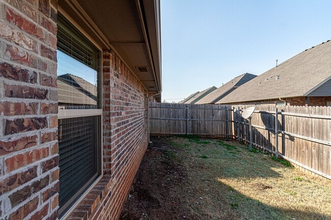 Building Photo - Buena Vida awaits for you!