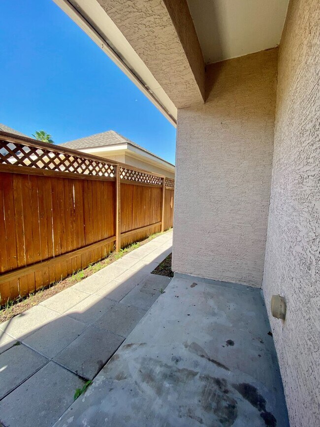 Building Photo - Medical Center/USAA/ UTSA 3 BD/2.5 BA Ready for Move In!