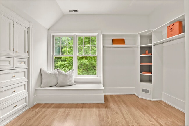 Building Photo - 7 Mayflower Ln