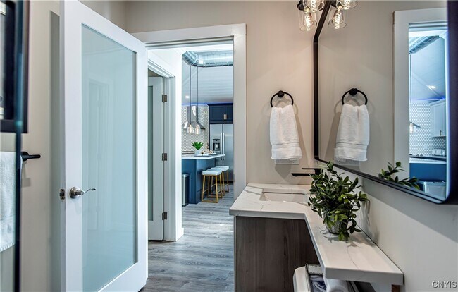 Building Photo - 1014 Main St