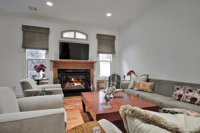 Building Photo - 702 Equestrian Way