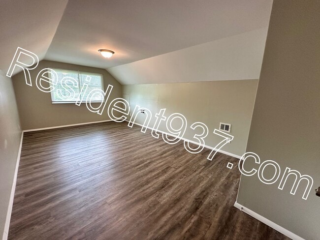 Building Photo - Newly Updated 4 Bed 2 bath home