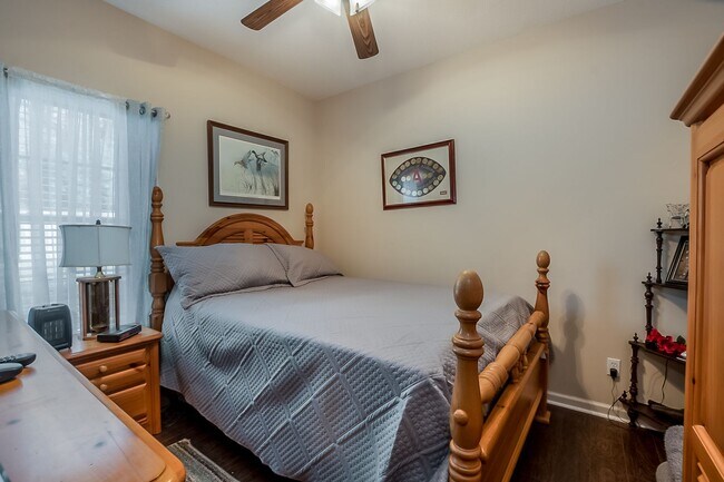 Building Photo - 3 bedroom 2 bathroom townhouse in Covington Villas