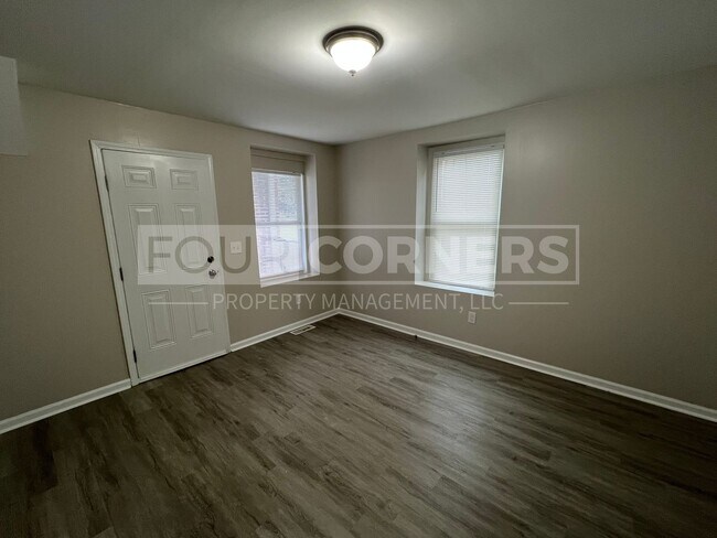 Building Photo - 2026 N Cherry St