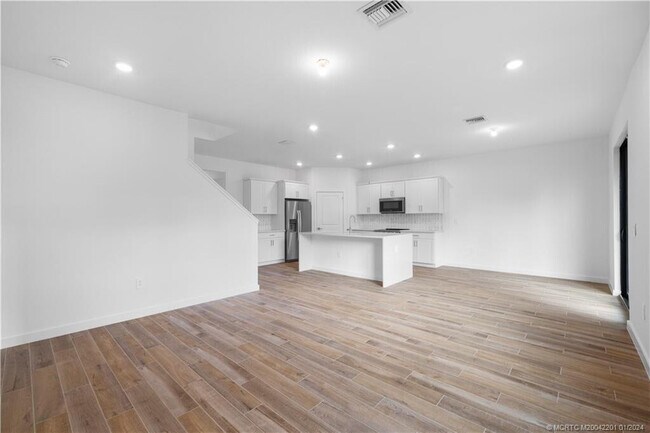 Building Photo - 2048 NE Ocean Dunes Dr