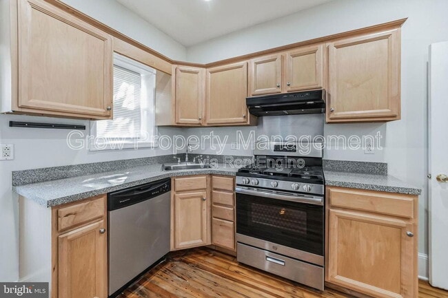 Primary Photo - 2509 E Oakdale St