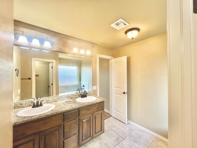 Building Photo - For Rent: 4 Bed | 2 Bath | Spacious Yard |...