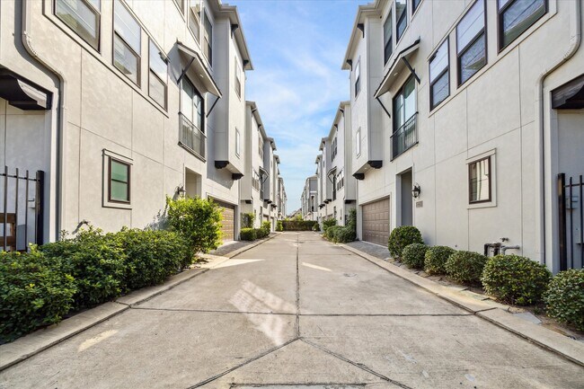 Building Photo - 1214 W 25th St