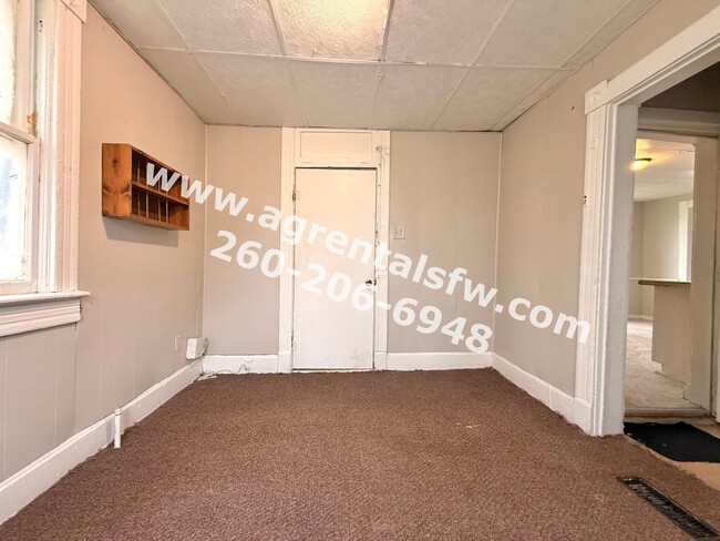 Building Photo - 4 Bedroom House