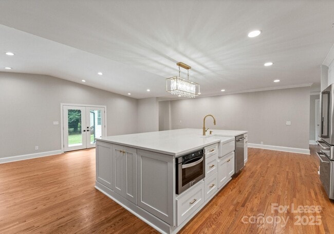 Building Photo - 1121 S Edgemont Ave