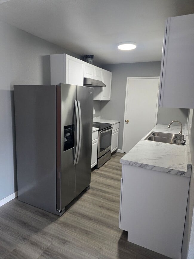 Building Photo - Large 1 Bed 1 Bath Condo