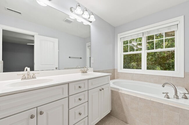 Building Photo - Beautiful 3 Bedroom / 2.5 Bathroom Townhome - Available NOW!