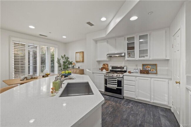 Building Photo - RECENTLY RENOVATED 3 BED, 3 BATH CONDO! $4,500 (OAK CREEK-IRVINE)