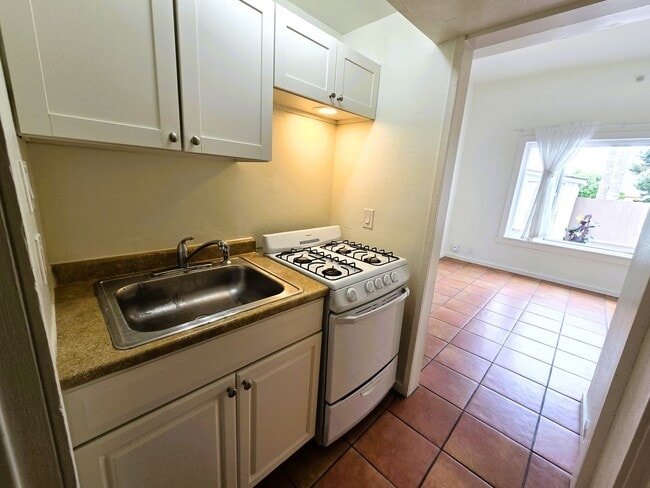 Building Photo - **$500 OFF 1ST MO RENT** 1BD/1BA with priv...