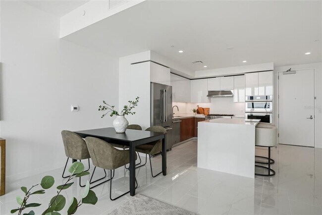 Building Photo - 400 Central Ave