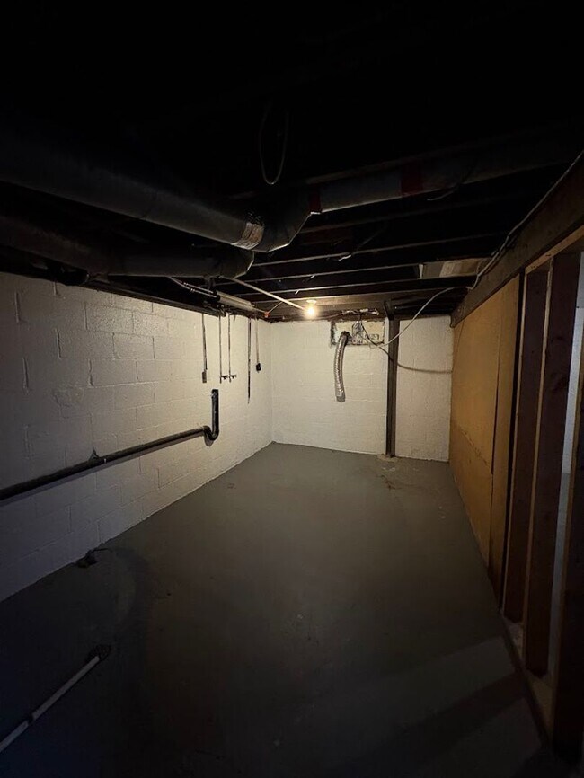 Building Photo - Two bedroom one bathroom home for rent