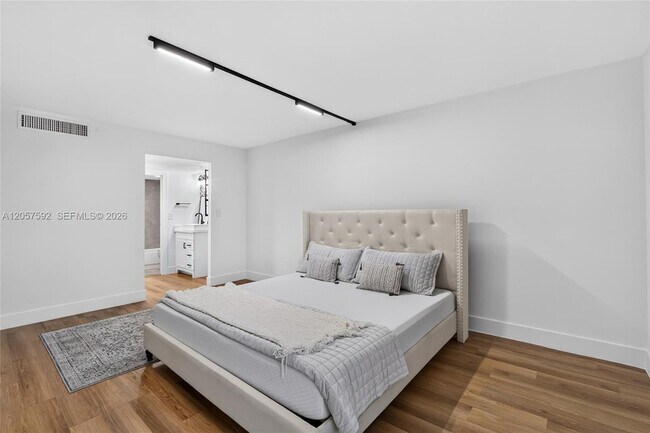 Building Photo - 3301 N Country Club Dr
