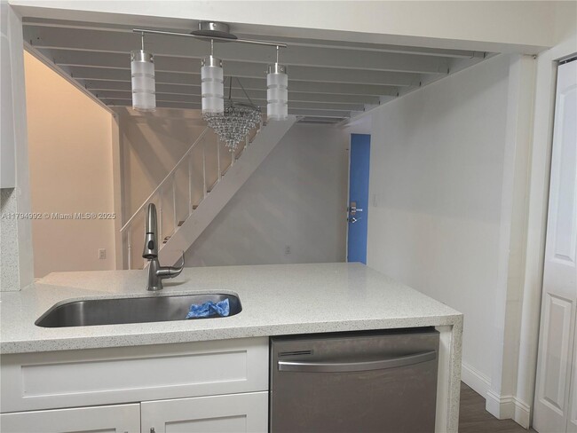 Building Photo - 9419 Fontainebleau Blvd