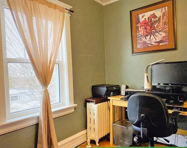 Building Photo - AVAILABLE APRIL - 3 BED 1 BATH