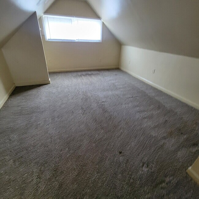 Building Photo - Near Southeast 3BR/2BA Home w/Central Air!