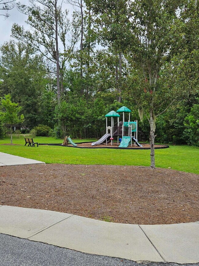 Building Photo - Luxury Townhouse in Richmond Hill.  Get Bu...