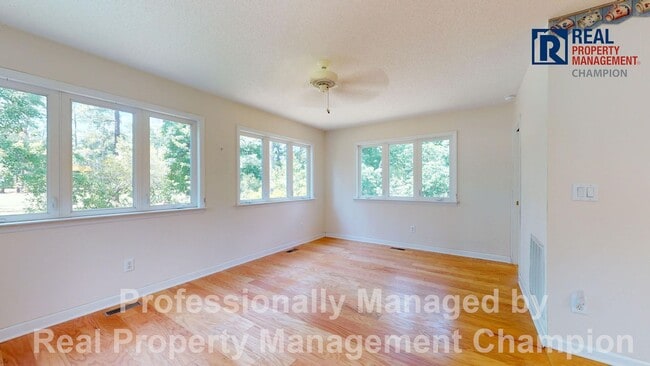 Building Photo - Vintage 3 Bedroom 2 Bathroom in the coveted Fairfield Harbour Subdivision!