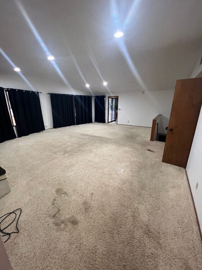 Building Photo - 250 NW Sunrise Dr