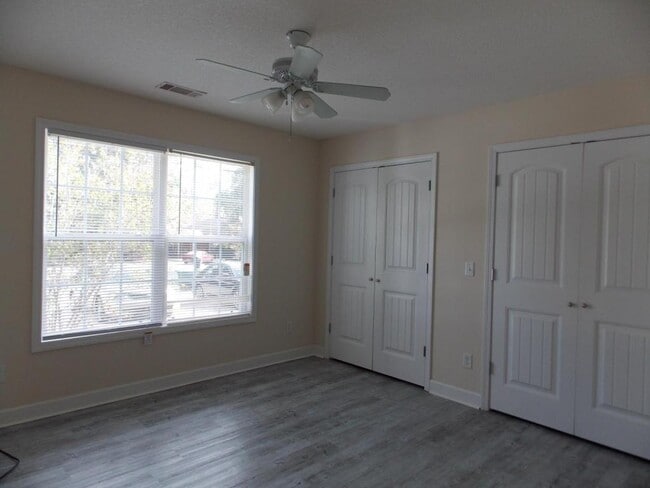 Building Photo - 305 Sterling Ct