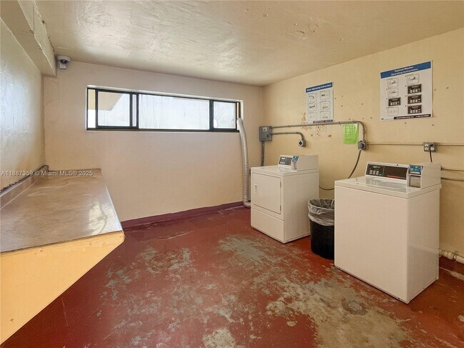 Building Photo - 650 NE 149th St