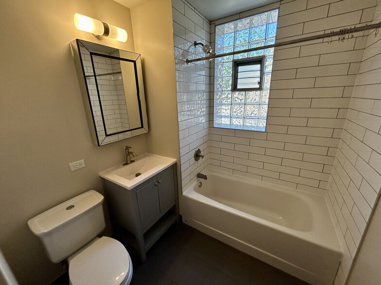 Building Photo - 3400 W Evergreen Ave