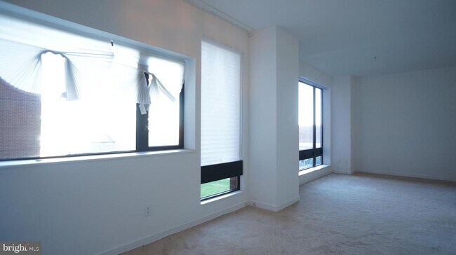 Building Photo - 10 E Lee St