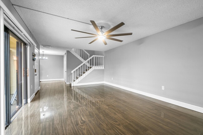 Building Photo - 1015 10th Ct