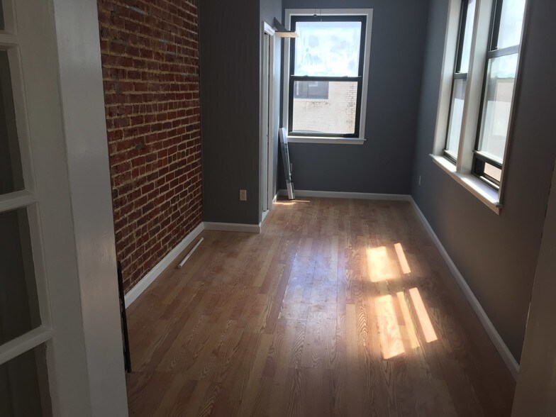 Bedroom with bathroom - 1919 19th St NW