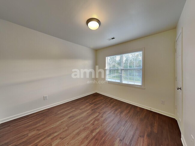 Building Photo - 606 3 Oaks Dr