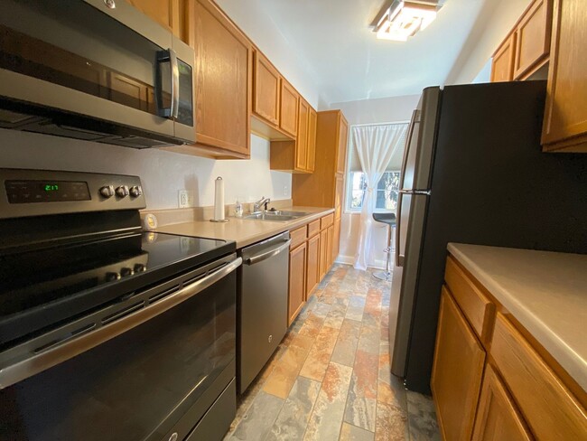 Building Photo - 502 Grandview Ct