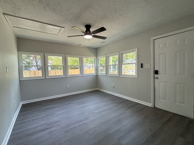 Building Photo - 211 Gertrude St