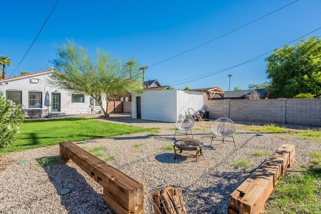 Building Photo - Rare 2 Bed 2 Bath Remolded Home in FQ Hist...