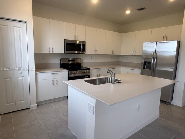 Building Photo - 2746 SE 24th Terrace