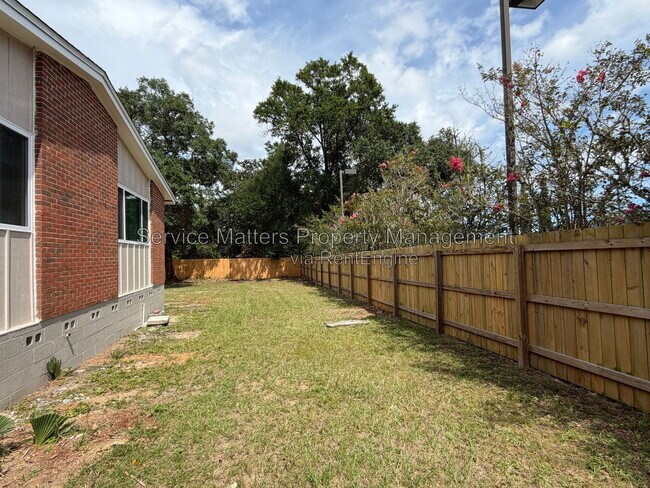 Building Photo - 707 Woodmere Dr