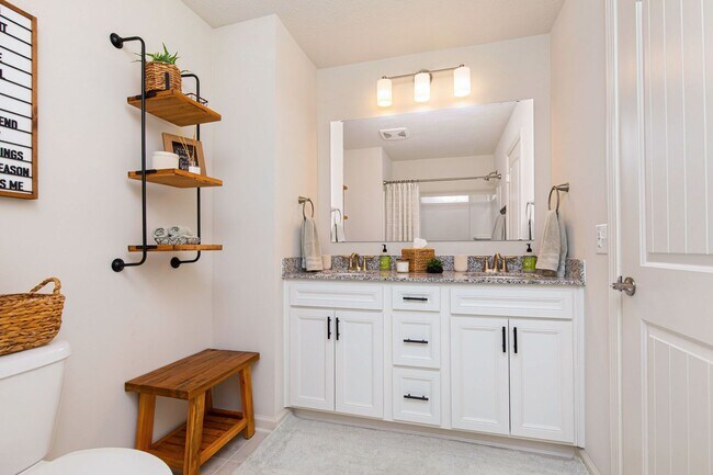 Building Photo - 6787 Oakcrest Dr