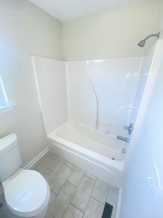 Building Photo - For Lease - 3 Bed, 2 Bath, 1232sqft Home o...