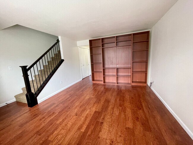 Building Photo - Updated Townhome, Short Commute to Hanford...