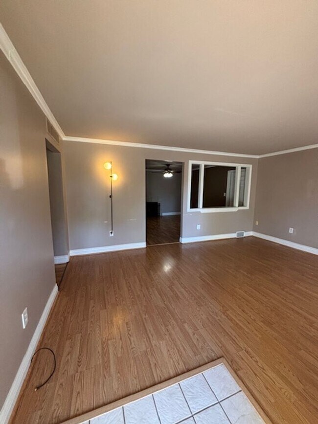 Building Photo - STUNNING 3 BEDROOM HOME IN NOVI !!