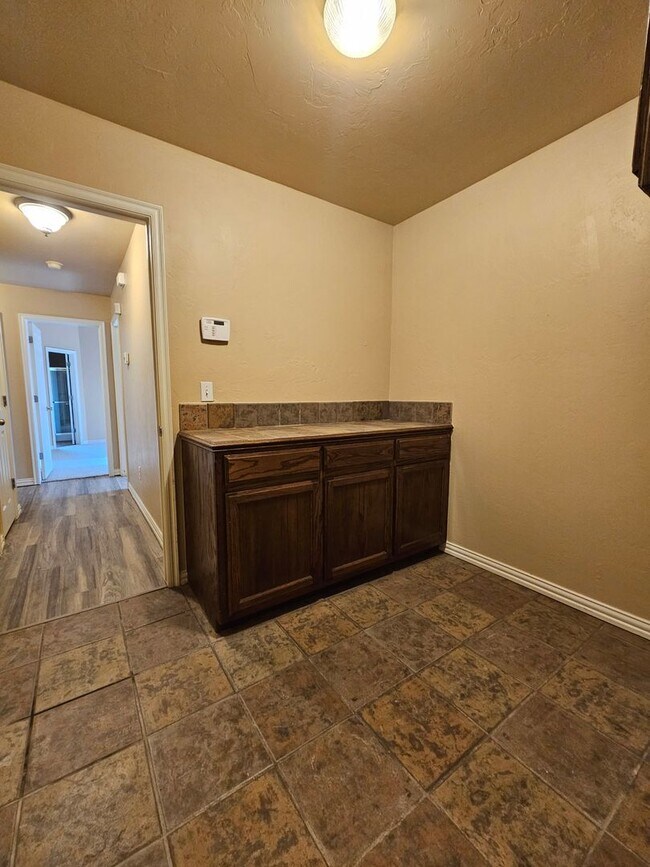 Building Photo - (3) Bed/(2) Bath in Tecumseh Ridge Avail Now!