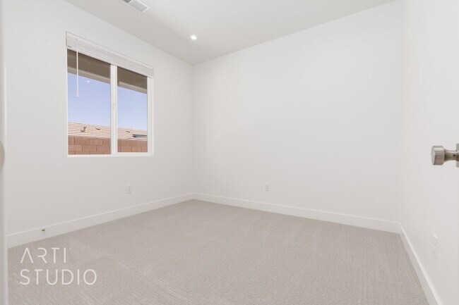 Building Photo - Brand New 3 Bed / 2 Bath Duplex – Modern L...