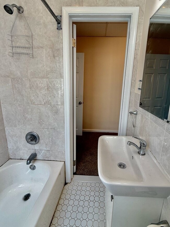 Building Photo - Spacious 3 BR / 1 BA HOUSE in Great South Philly location w/ Hardwood Flooring-Nice Kitchen-Washe...