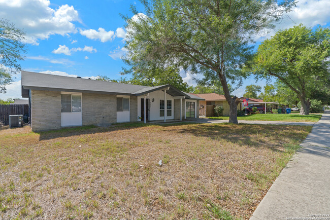 Building Photo - 4851 Castle Arms Dr